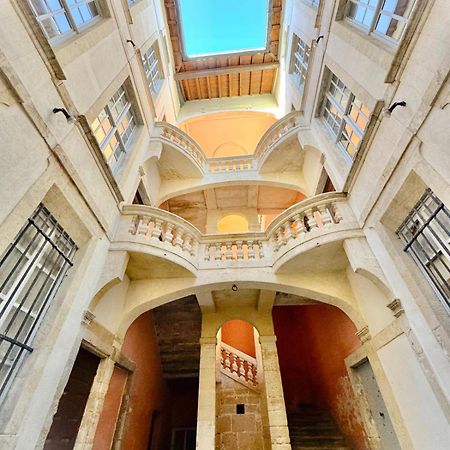 Au Coeur Du Centre Historique - Immeuble Classe - Terrasse - Climatise Nîmes Exterior photo