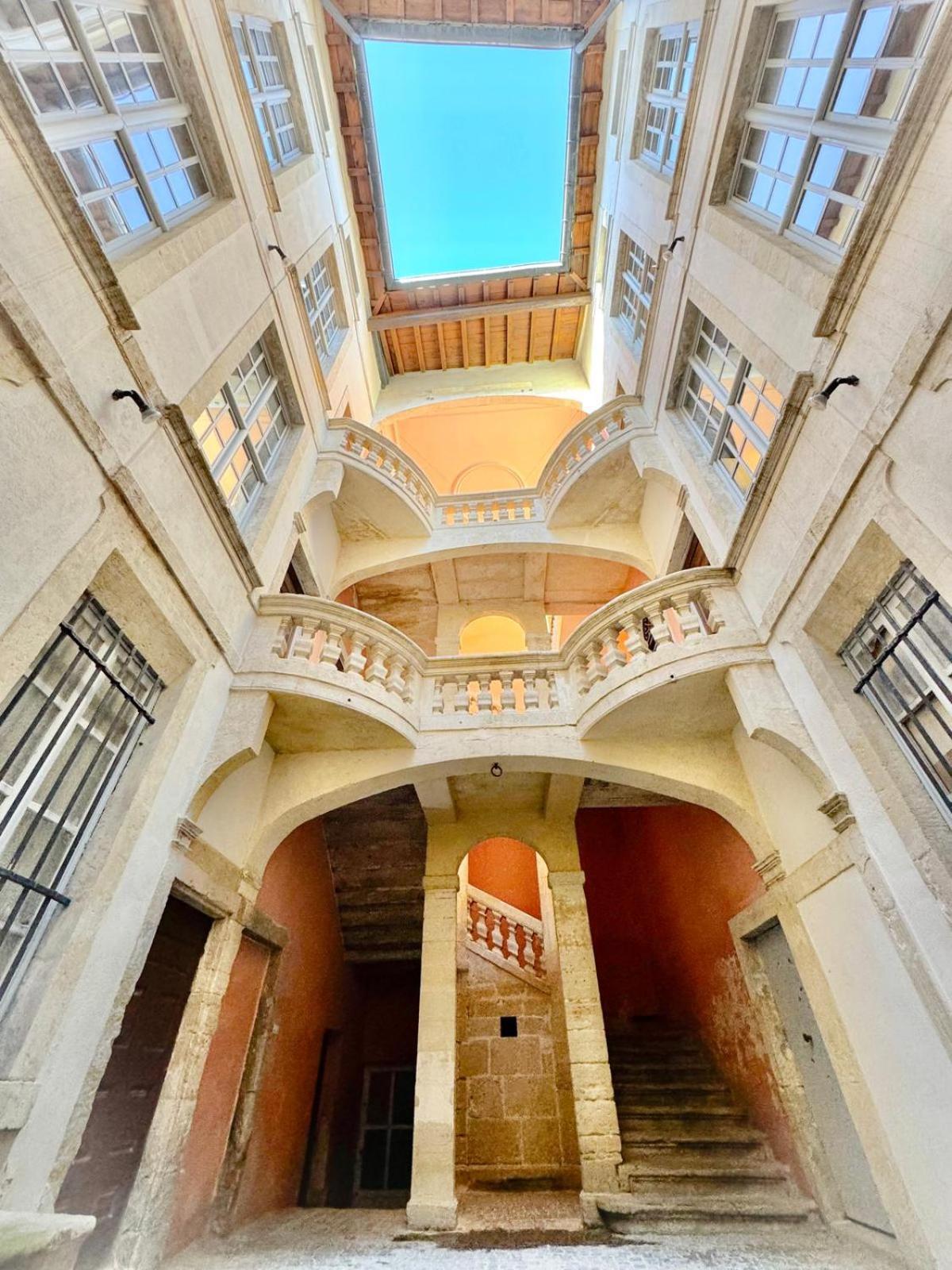 Au Coeur Du Centre Historique - Immeuble Classe - Terrasse - Climatise Nîmes Exterior photo