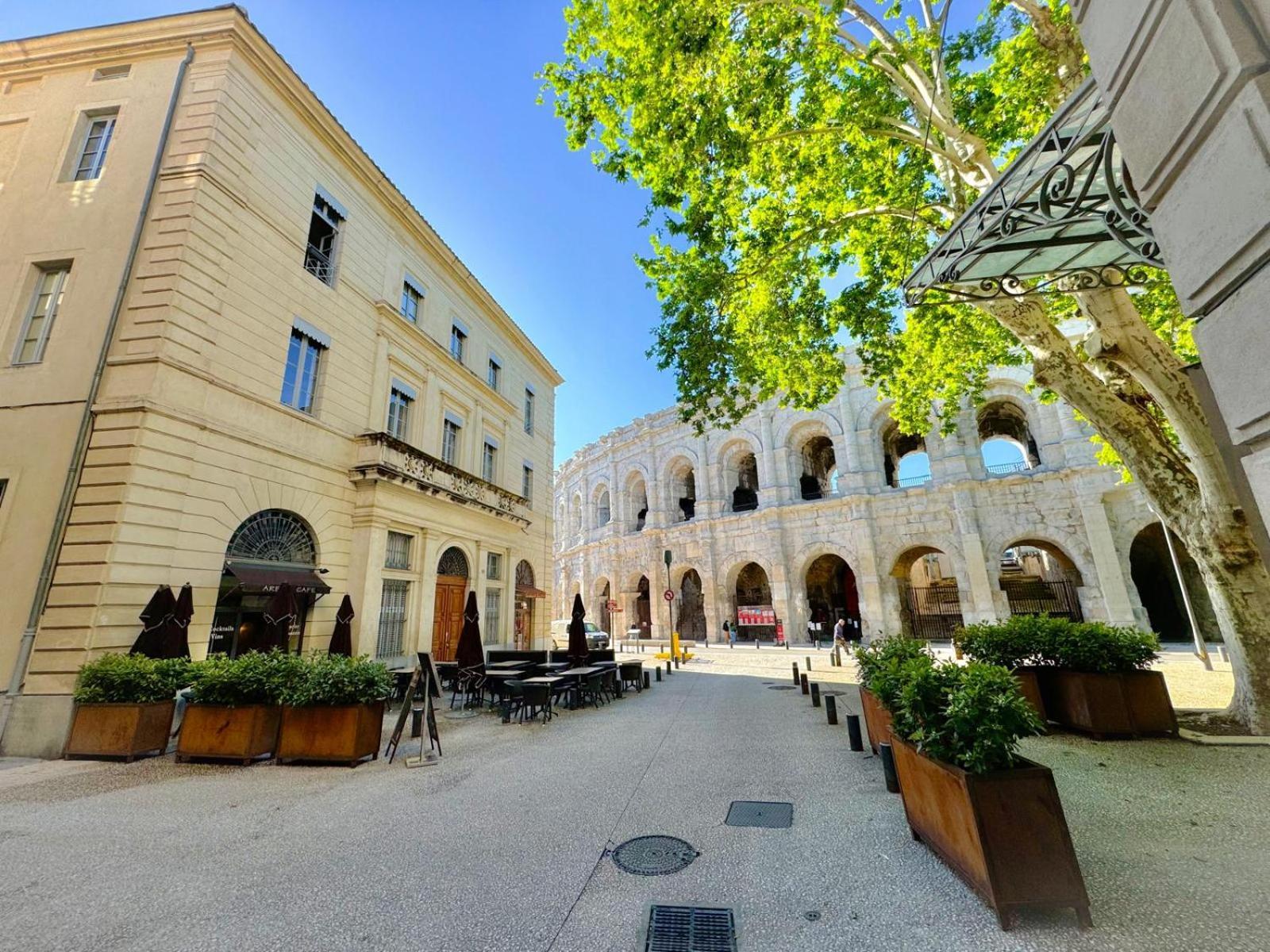 Au Coeur Du Centre Historique - Immeuble Classe - Terrasse - Climatise Nîmes Exterior photo